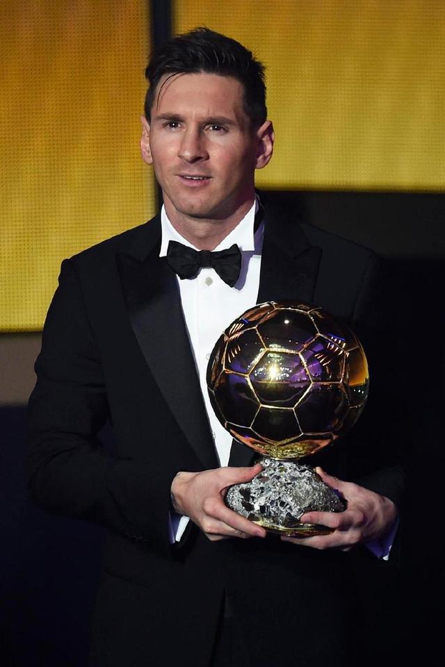 赛前被队友暴击，热身时B费被利马的一脚传球砸到流鼻血