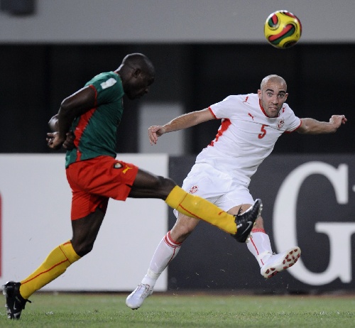 湖人本赛季关键时刻首次失利 东契奇六犯离场怒摔护膝捂脸显失落