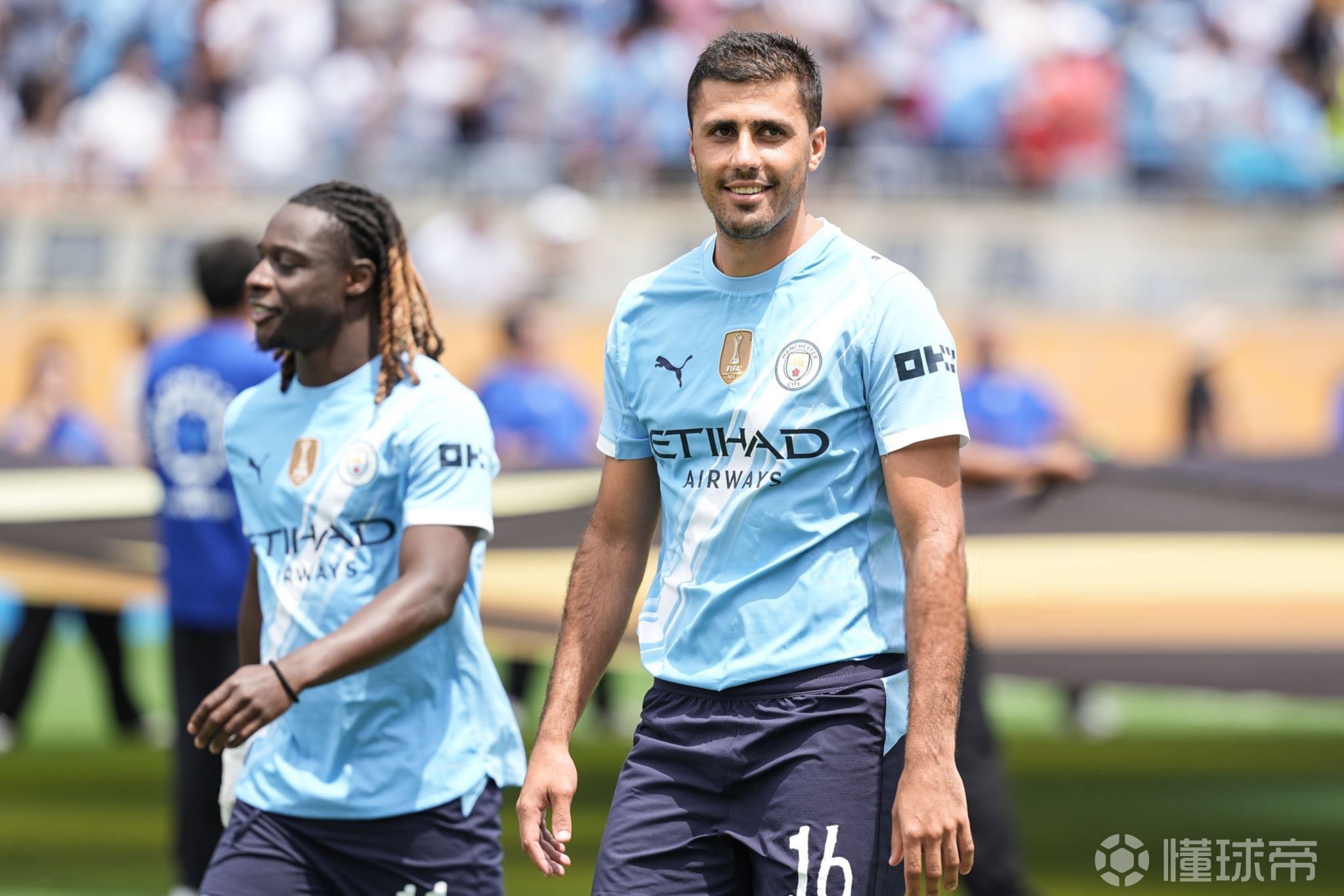 足坛消息：国王杯、巴萨2-0客胜桑坦德竞技；意甲、科莫1-3AC米兰